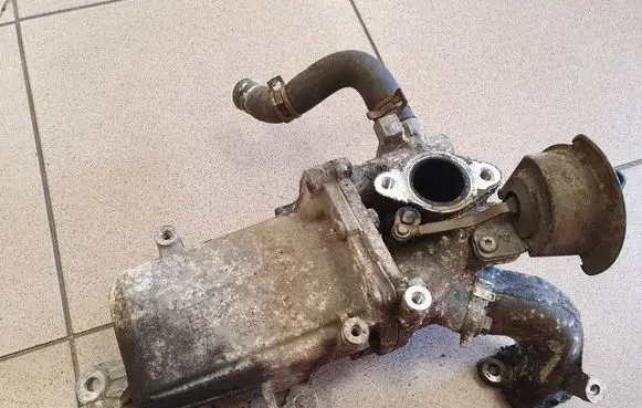Opel Vivaro EGR valve cooler 147357086R