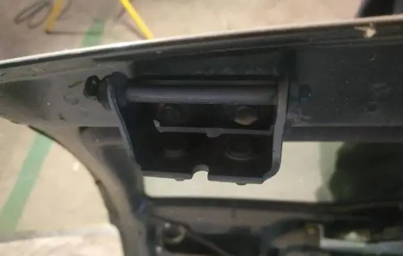 Ford Mondeo MK II Tailgate/trunk/boot hinge