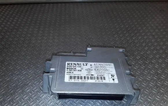 Renault Clio III Airbag control unit/module 8200645158 0285001958