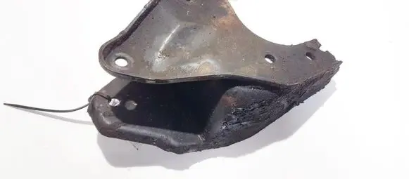 Volvo S40, V40 Engine mounting bracket