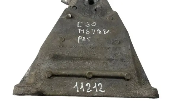 Engine mounting bracket