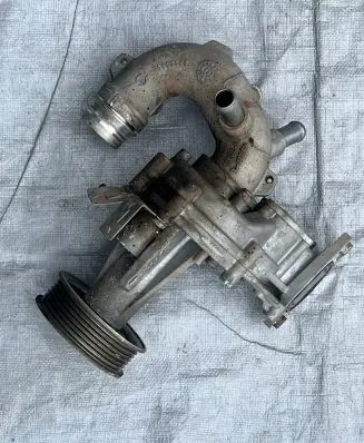 Alfa Romeo Stelvio Water pump 05048124AC 00500532700 2897195224