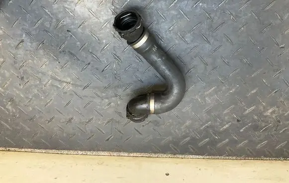BMW 5 E60 E61 Engine coolant pipe/hose 7565076