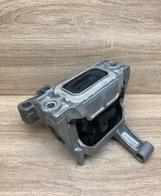 Volkswagen Tiguan Engine mount bracket 5N0199262M