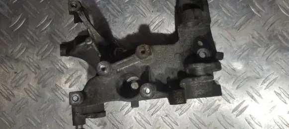 Engine mounting bracket
