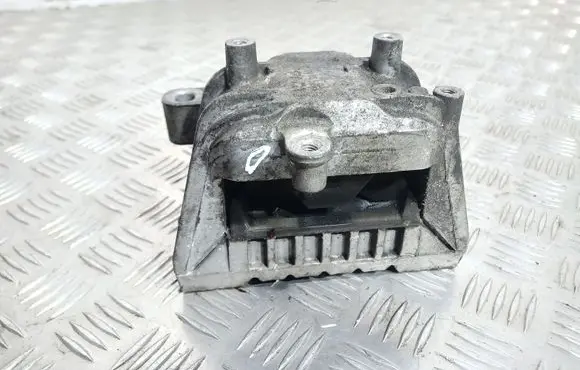 Volkswagen PASSAT B7 Engine mount bracket 1K0199262
