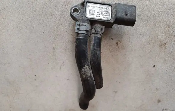 Volkswagen Polo V 6R Exhaust gas pressure sensor 059906051C 0281006083