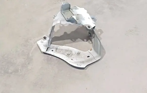 Volkswagen Touareg III Fender mounting bracket 760821138 4M0821162B