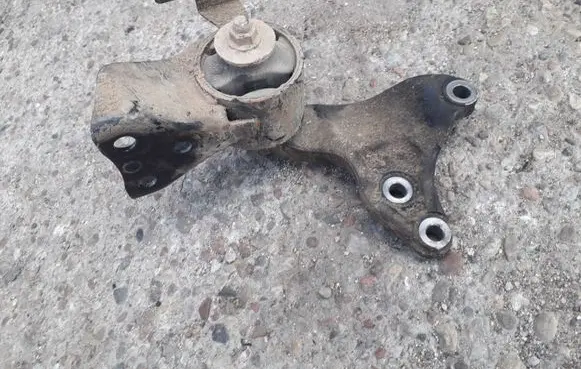 Mazda 626 Engine mount bracket