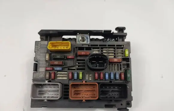 Peugeot 3008 I Fuse module 9666700180