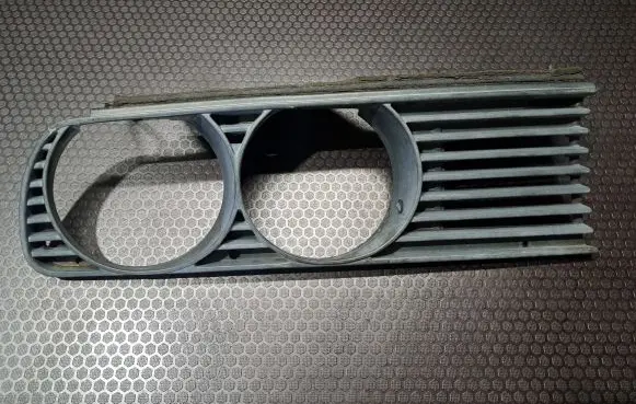 BMW 3 E30 Under headlight/headlamp trim 18760920