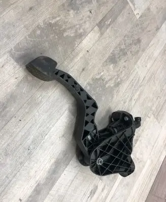Volkswagen Golf VI Brake pedal