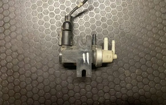 Volkswagen Touran I Turbo solenoid valve 1J0906627B 72290345