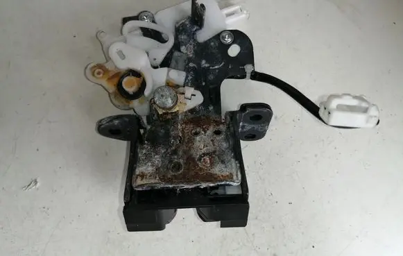 Mazda 3 I Tailgate/trunk/boot lock/catch/latch