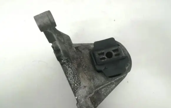 Volvo V70 Engine mount bracket 30680770