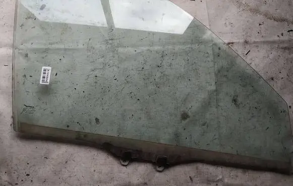 Honda CR-V Front door window glass four-door as2