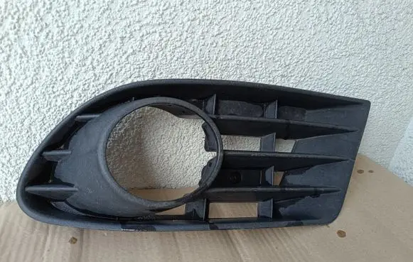 Volkswagen Golf V Front bumper lower grill 5M0853666B