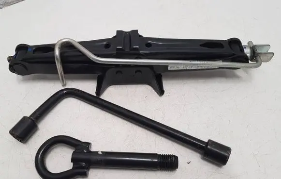 Dacia Sandero Tool set 8200832772 8200858025 6001546734