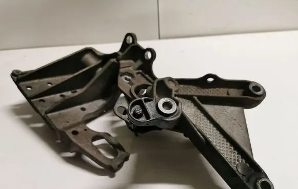 Nissan Qashqai Engine mounting bracket 8200043084