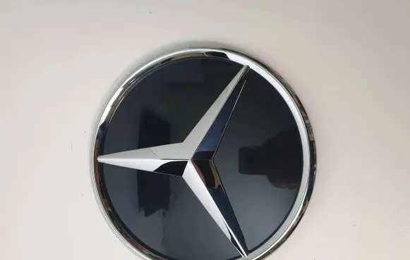 Manufacturer badge logo/emblem