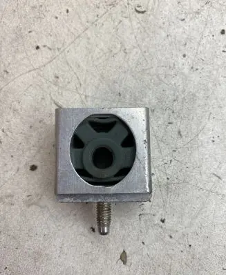 BMW X5 G05 Muffler mount bracket/holder 8632096