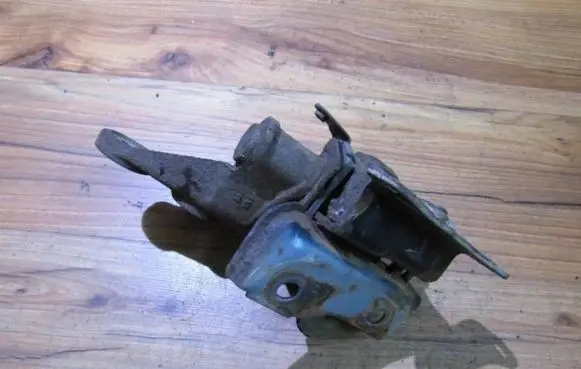 Mazda 323 Engine mount bracket