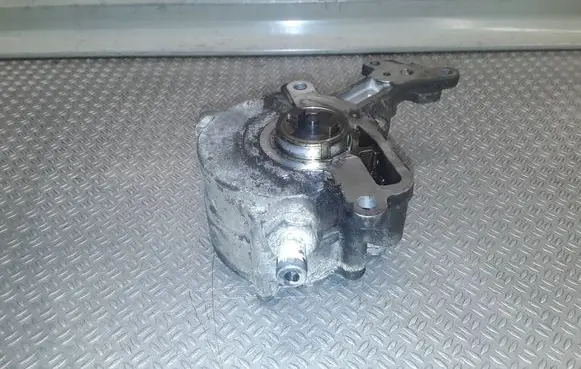 Volkswagen Polo IV 9N3 Vacuum pump 038145209M
