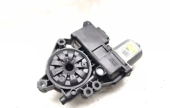 KIA Pro Cee'd III Front door window regulator motor 82460J7015
