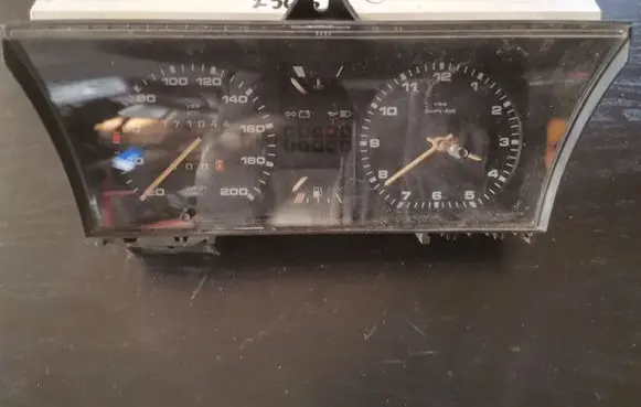 Volkswagen PASSAT B2 Speedometer (instrument cluster) X161207770