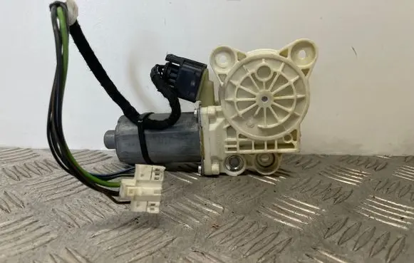 Mercedes-Benz E W211 Front door window regulator motor A2118202942 0130821921