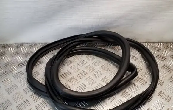 Toyota Auris E180 Rear door rubber seal (on body)