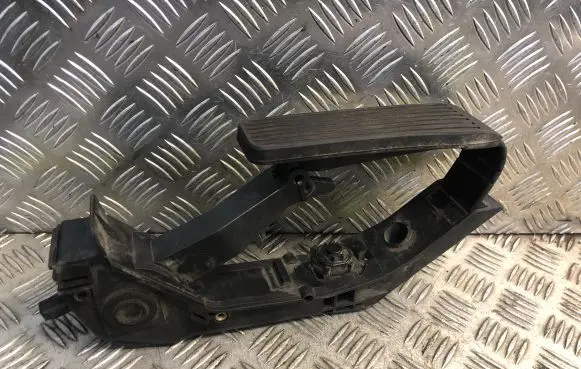 Mercedes-Benz CLS C219 Accelerator throttle pedal 2113000504