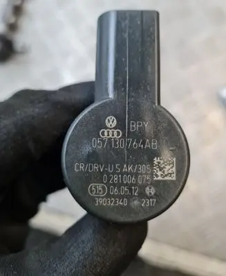 Volkswagen Golf VII Fuel pressure regulator 057130764AB