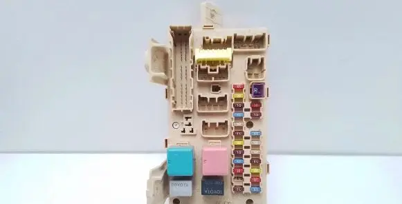 Toyota Avensis T250 Fuse module 8264105020A D09DCCNTB00