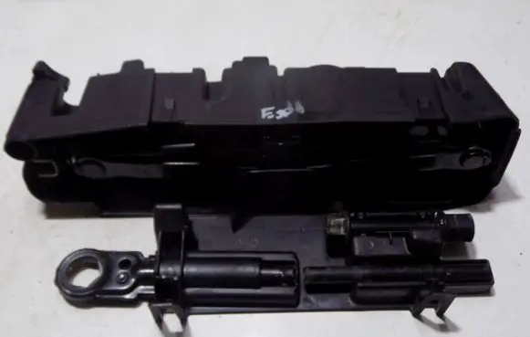 Renault Megane I Spare wheel mounting bracket 