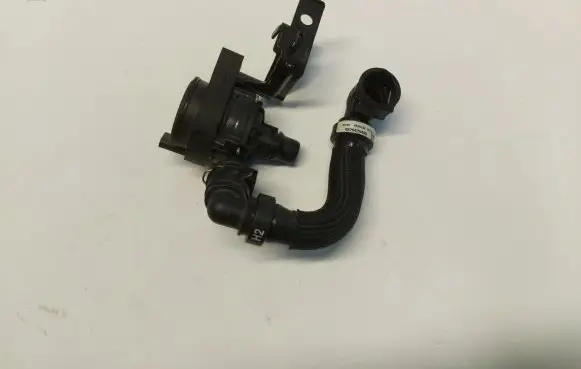 Opel Mokka B Water pump 9833874480