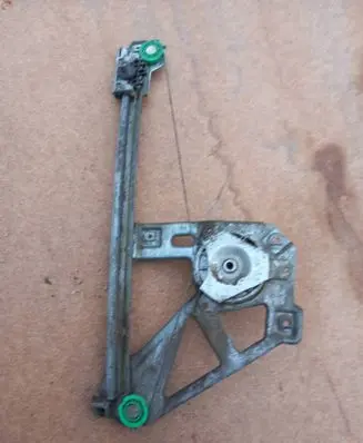 Rear door manual window regulator