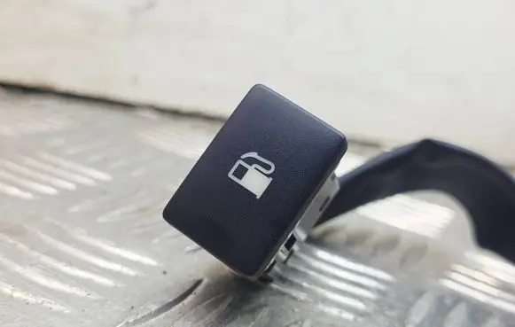 Toyota C-HR I Fuel tank opening switch 15D936