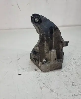 Engine mounting bracket