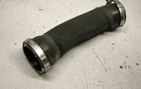 Porsche Cayenne (9Y0 9Y3) Intercooler hose/pipe 4M0145979F
