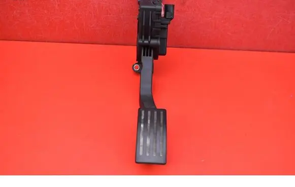 Accelerator throttle pedal