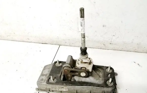 Volkswagen Polo IV 9N3 Gear shifter/selector 6q0711061e