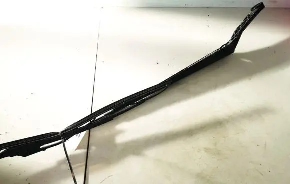 Front wiper blade arm
