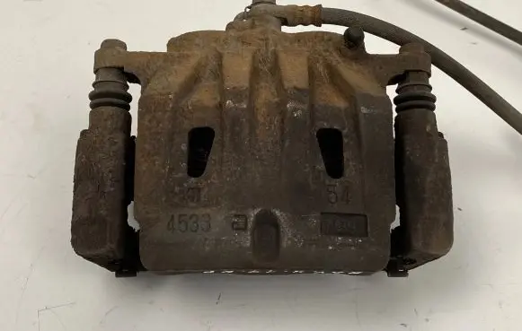 Toyota RAV 4 (XA40) Front brake caliper 4533