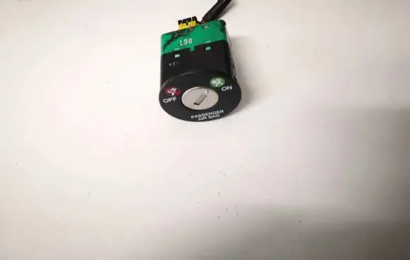 Hyundai Santa Fe Passenger airbag on/off switch 