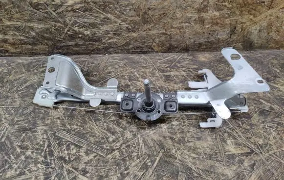 Rear door manual window regulator