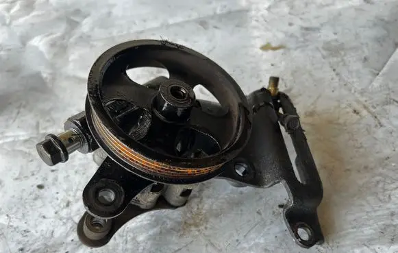 Toyota RAV 4 (XA20) Power steering pump