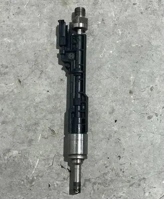 BMW 7 G11 G12 Fuel injector 8638255