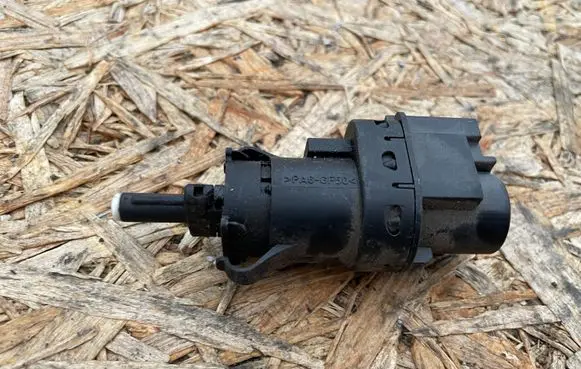 Volkswagen PASSAT B5 Brake pedal sensor switch 3M5T13480AB