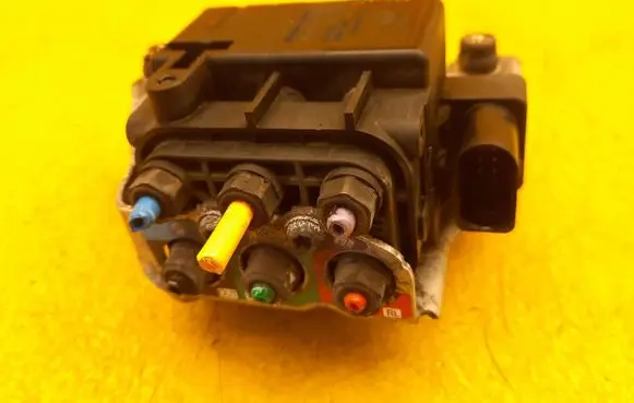 Porsche Cayenne (92A) Air suspension valve block 7L0616251